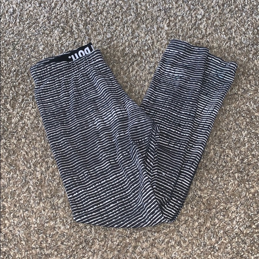 Black and white Nike leggings